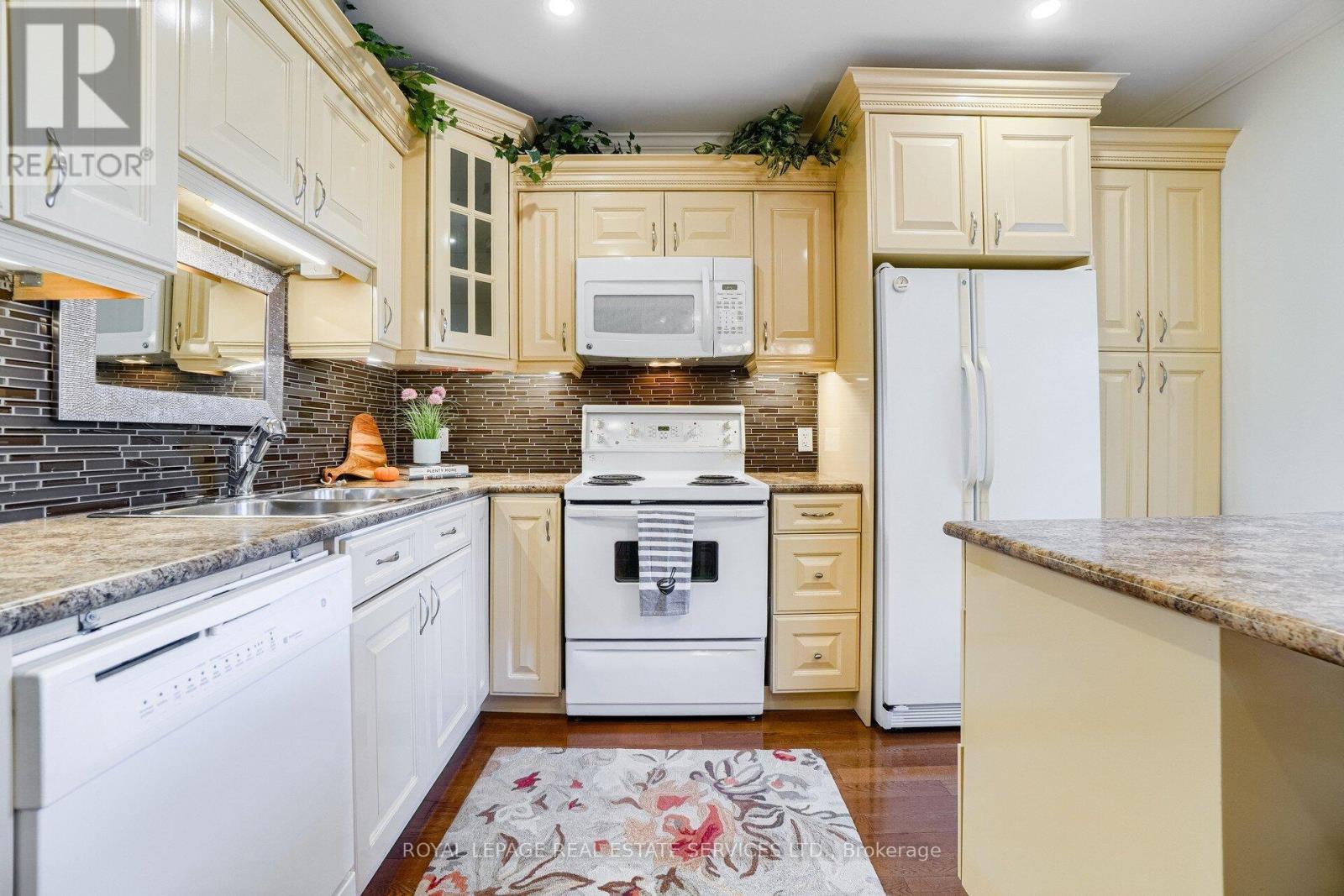 Upper - 117 St Johns Road, Toronto, Ontario  M6P 1V1 - Photo 14 - W12456449