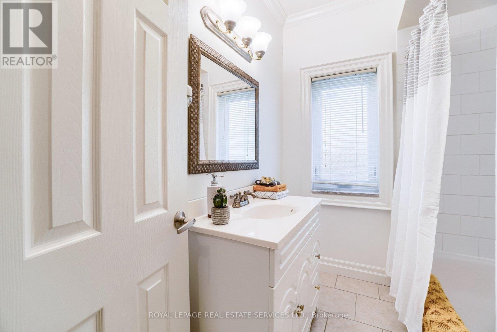 Upper - 117 St Johns Road, Toronto, Ontario  M6P 1V1 - Photo 18 - W12456449