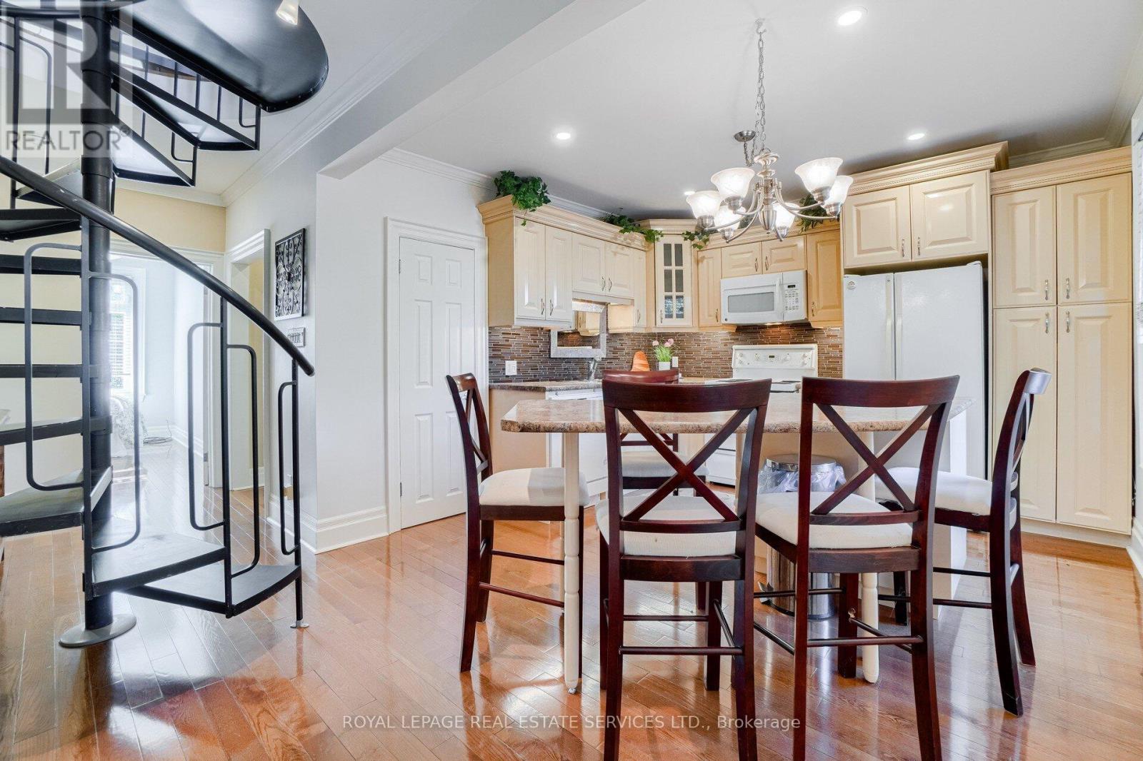 Upper - 117 St Johns Road, Toronto, Ontario  M6P 1V1 - Photo 13 - W12456449