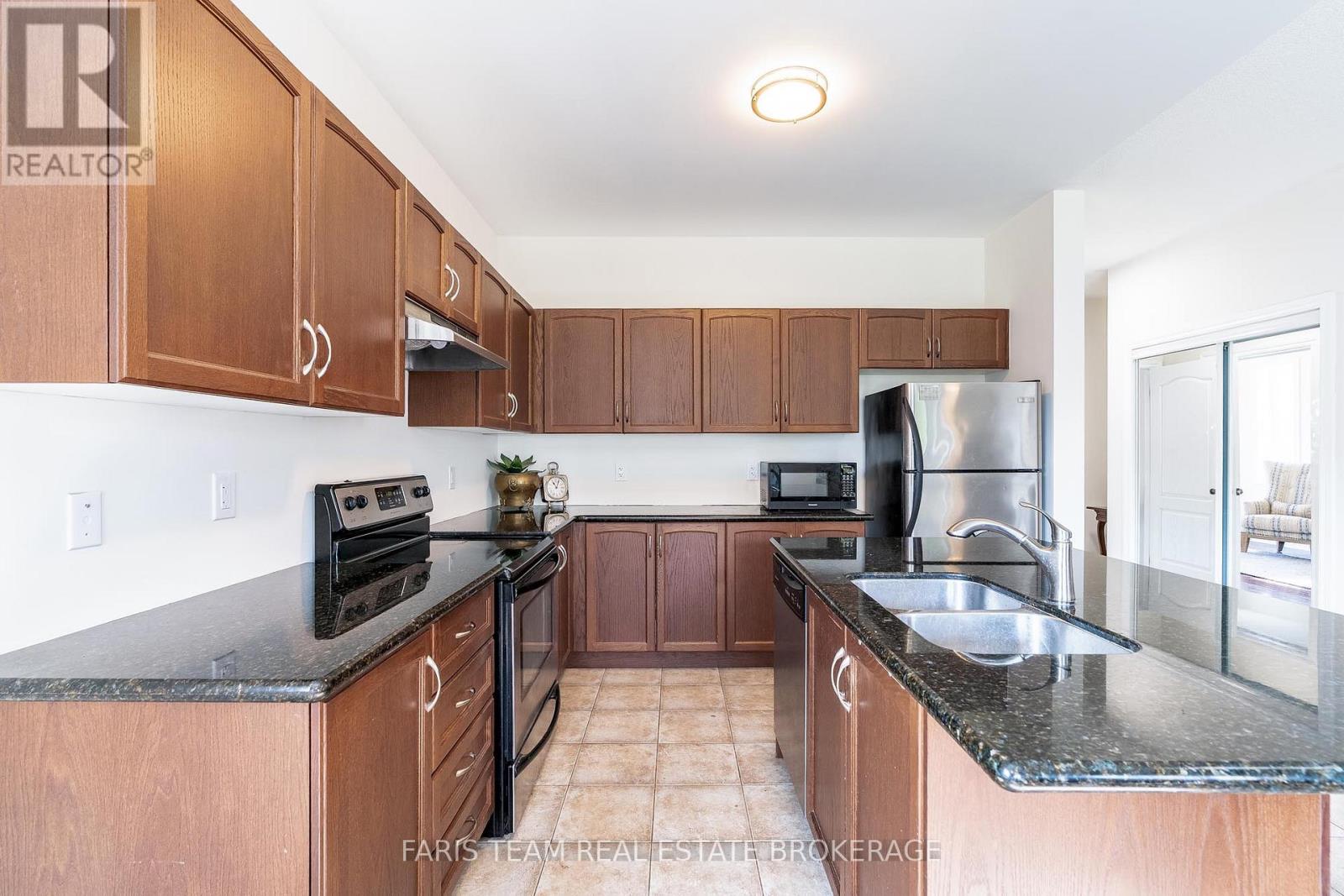 83 White Sands Way, Wasaga Beach, Ontario  L9Z 0E1 - Photo 4 - S12456660