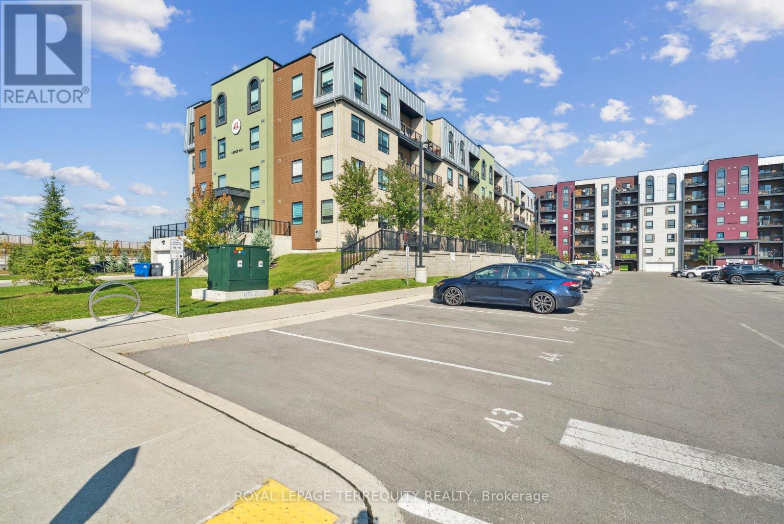 102 - 6 Spice Way, Barrie, Ontario  L9J 0J9 - Photo 4 - S12456661