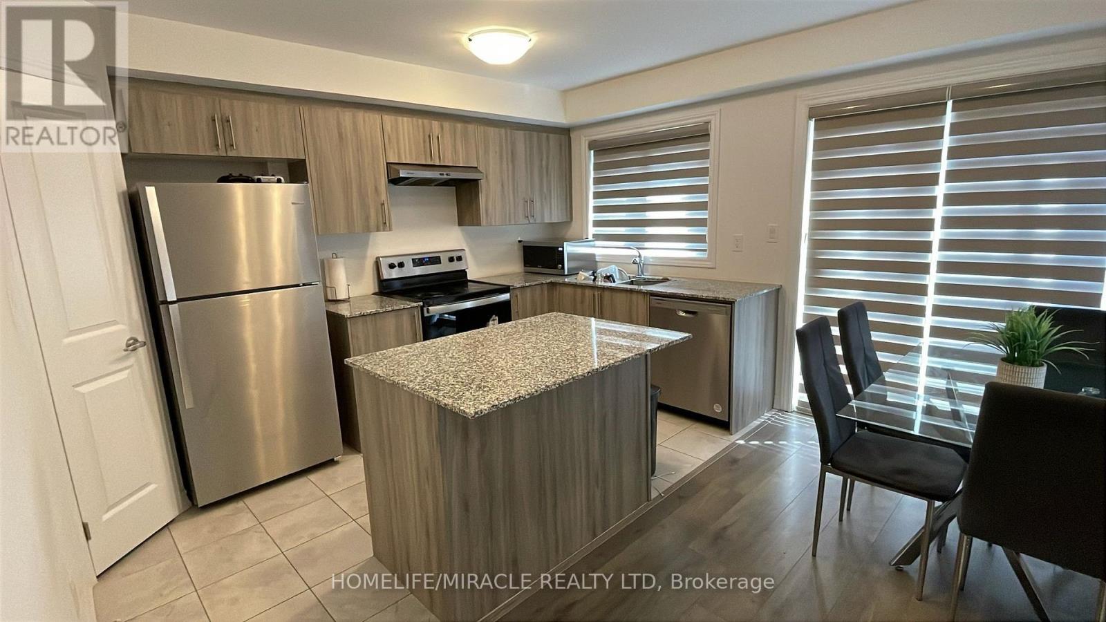 16 Wagon Lane, Barrie, Ontario  L9J 0V1 - Photo 2 - S12456720