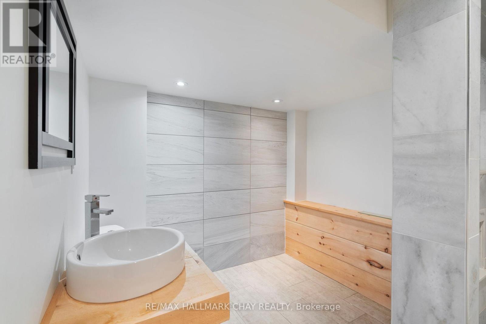 205 Wellington Street E, Barrie (City Centre), Ontario  L4M 2C9 - Photo 23 - S12456735