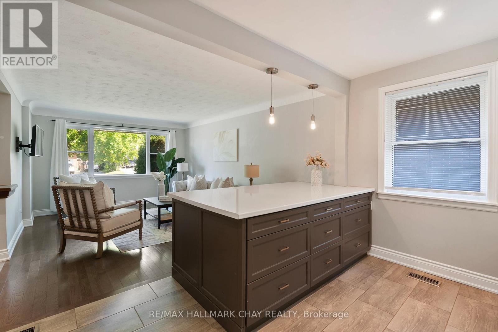 205 Wellington Street E, Barrie (City Centre), Ontario  L4M 2C9 - Photo 8 - S12456735