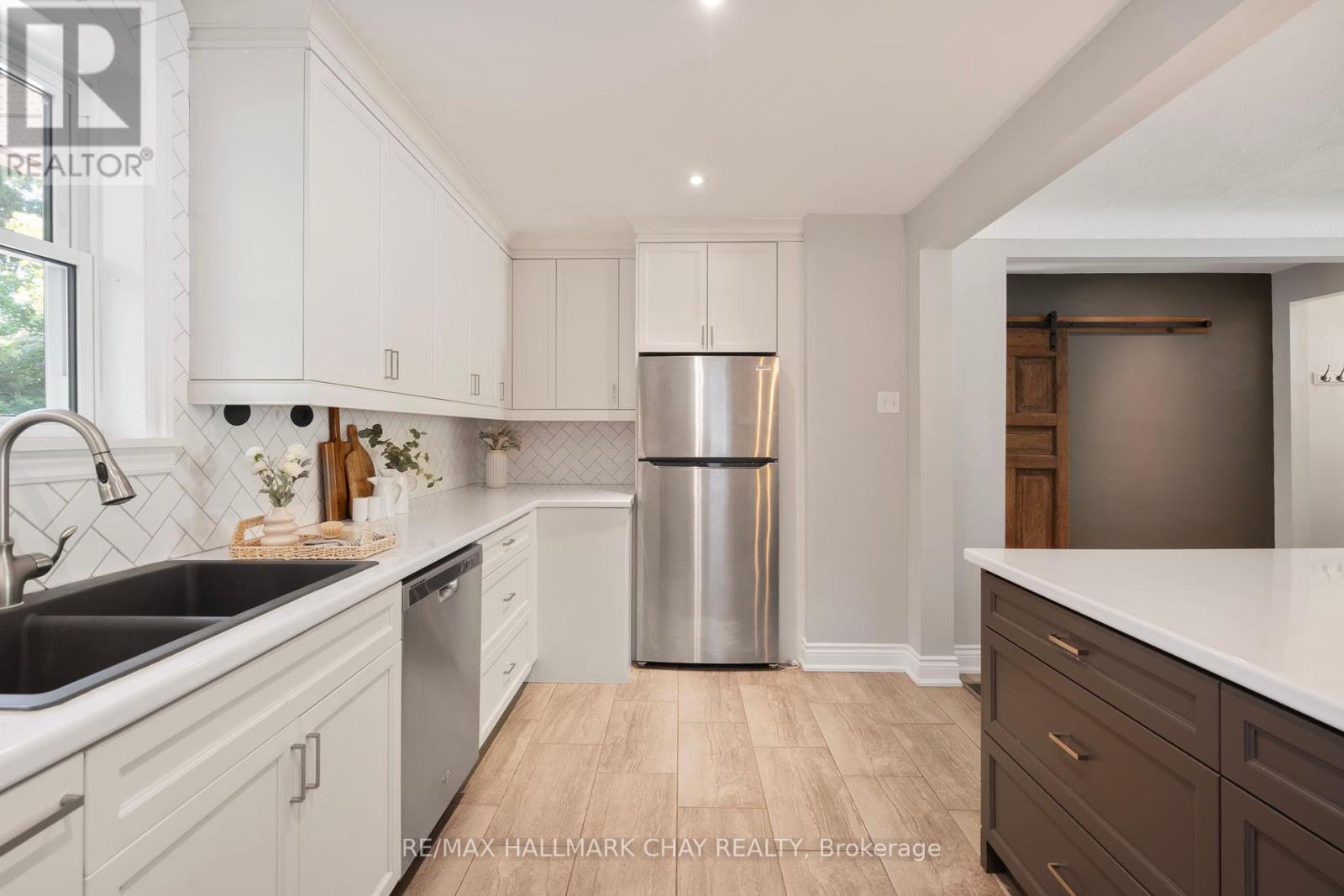 205 Wellington Street E, Barrie (City Centre), Ontario  L4M 2C9 - Photo 9 - S12456735