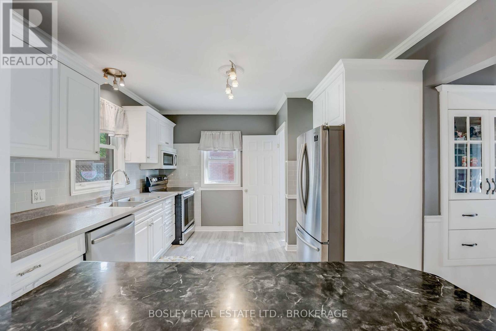 6373 Corwin Crescent, Niagara Falls, Ontario  L2G 2L9 - Photo 12 - X12456834