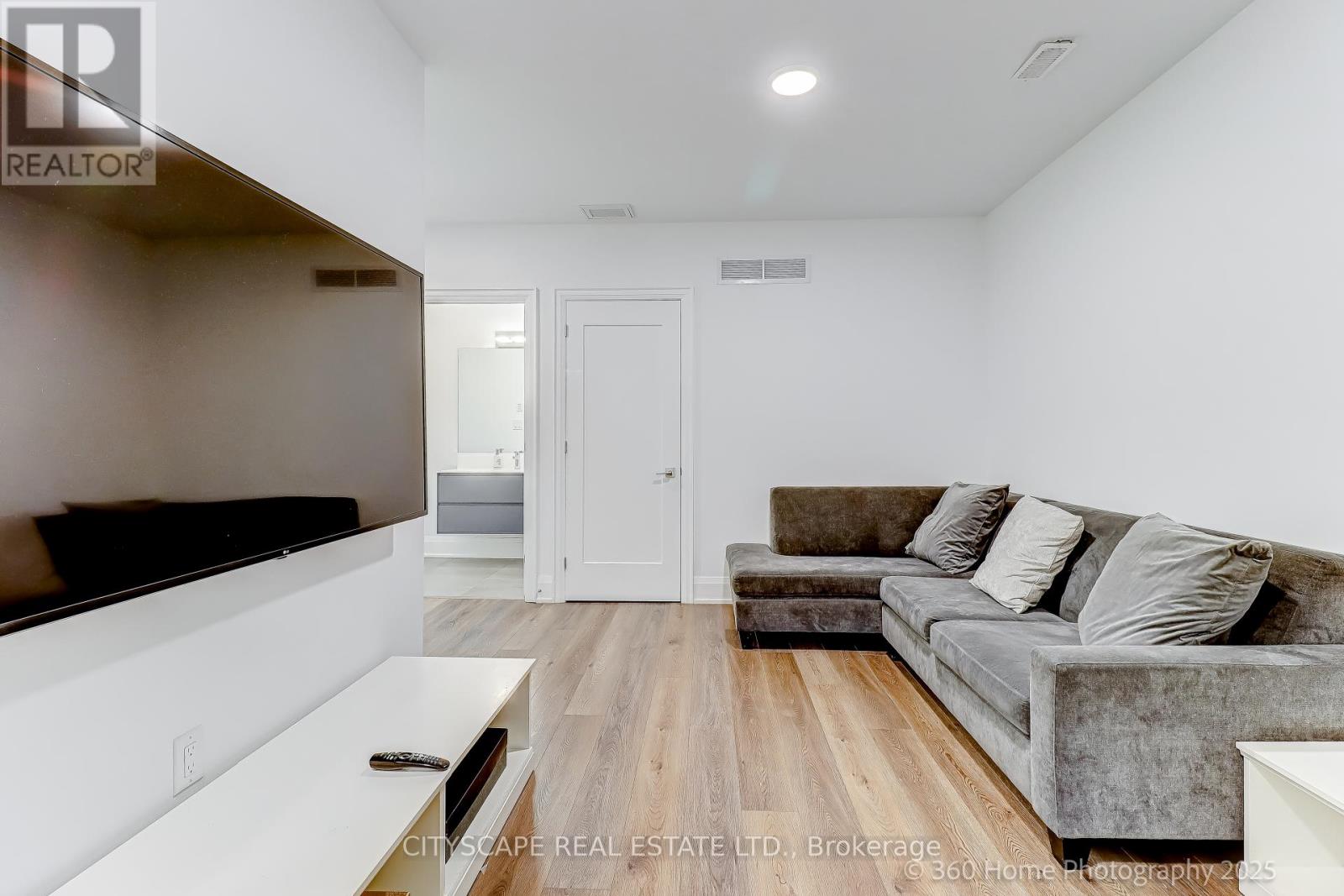 119 High Street W, Mississauga, Ontario  L5H 1K4 - Photo 9 - W12456655