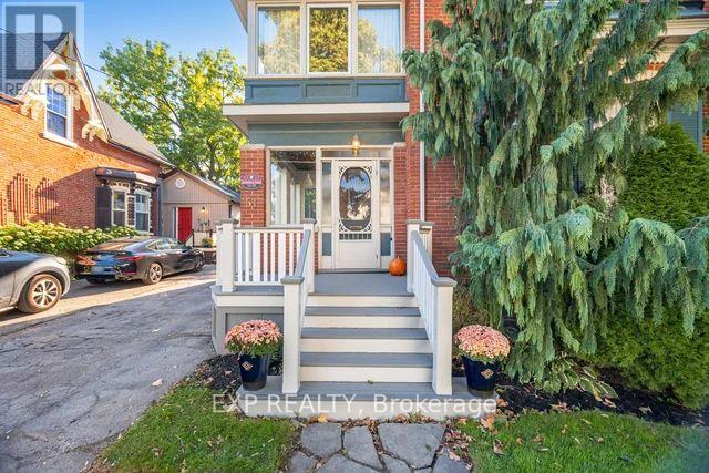 51 Chapel Street, Brampton (Downtown Brampton), Ontario  L6W 2H5 - Photo 2 - W12456668
