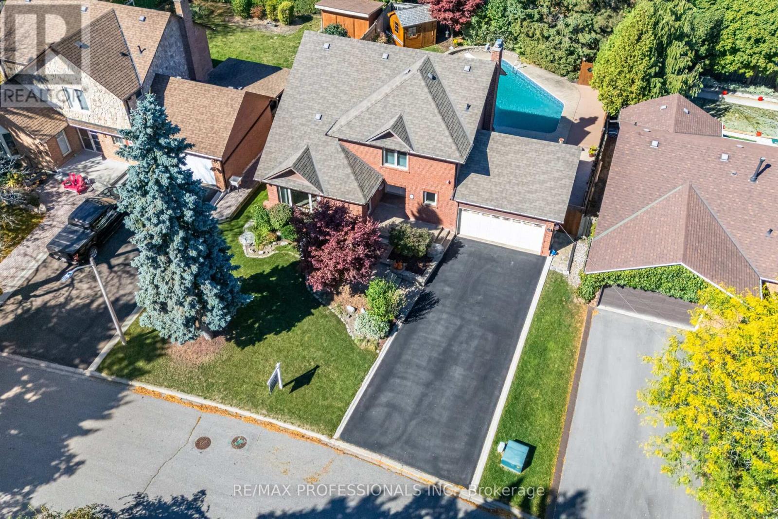 6 Cairnmore Court, Brampton (Snelgrove), Ontario  L6Z 1T6 - Photo 3 - W12456672