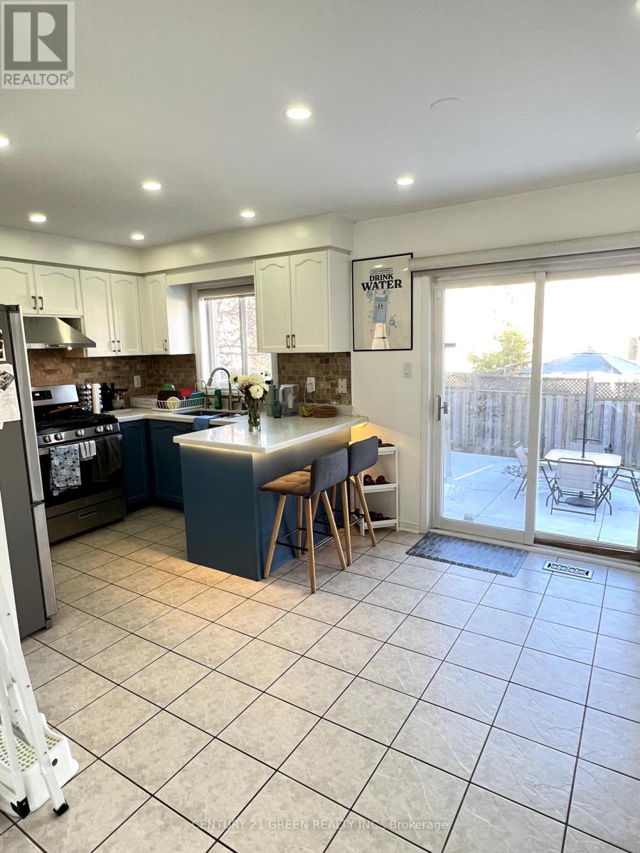 67 Queen Mary Drive, Brampton, Ontario  L7A 2K3 - Photo 11 - W12456678