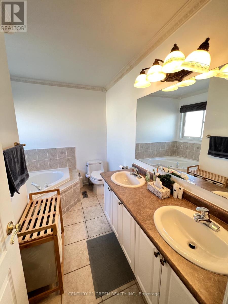 67 Queen Mary Drive, Brampton, Ontario  L7A 2K3 - Photo 18 - W12456678
