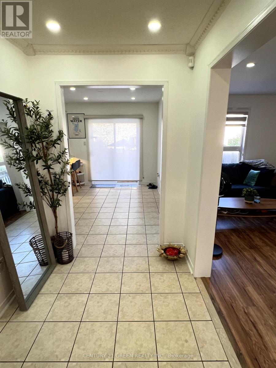 67 Queen Mary Drive, Brampton, Ontario  L7A 2K3 - Photo 7 - W12456678
