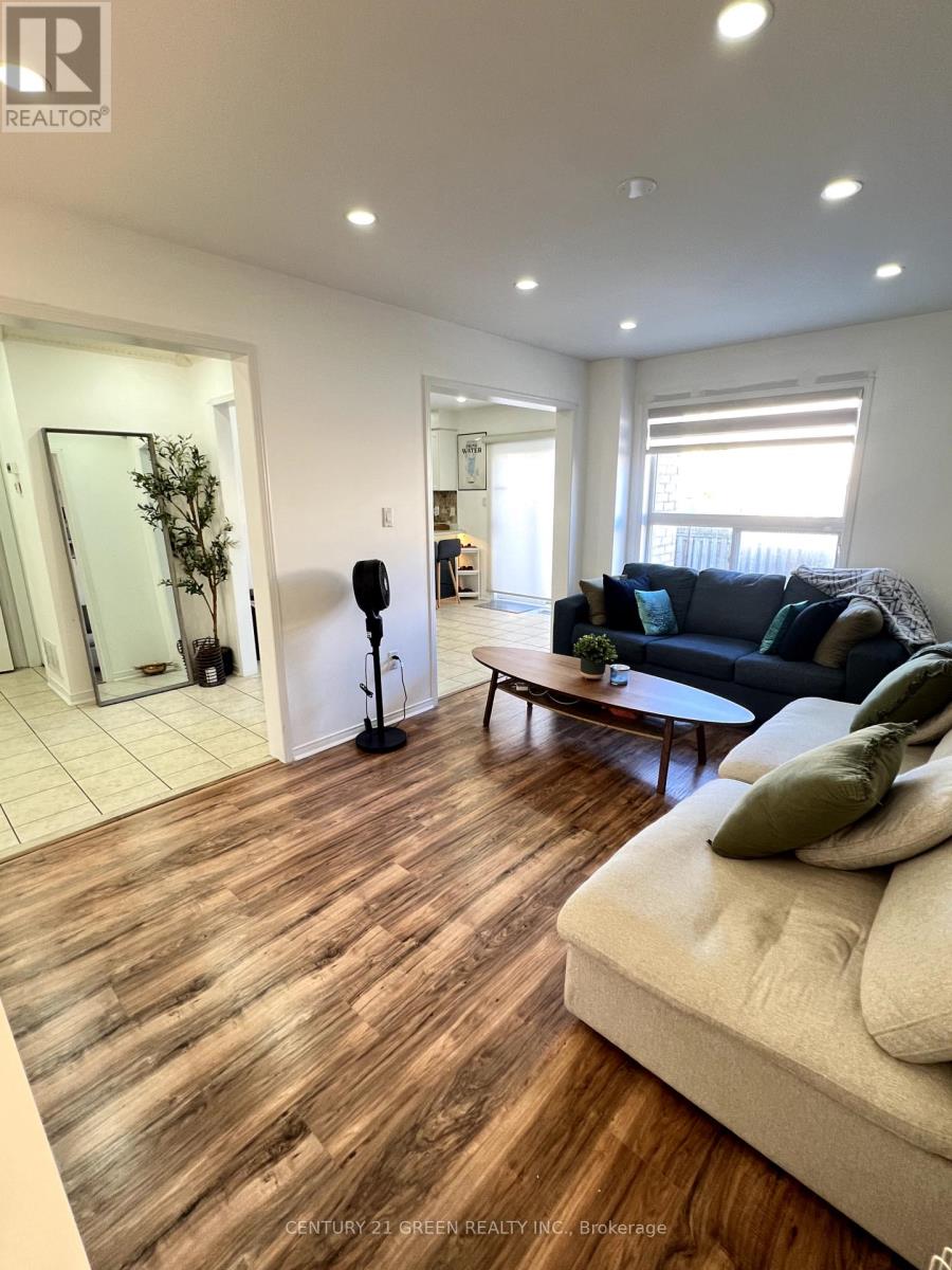 67 Queen Mary Drive, Brampton, Ontario  L7A 2K3 - Photo 8 - W12456678