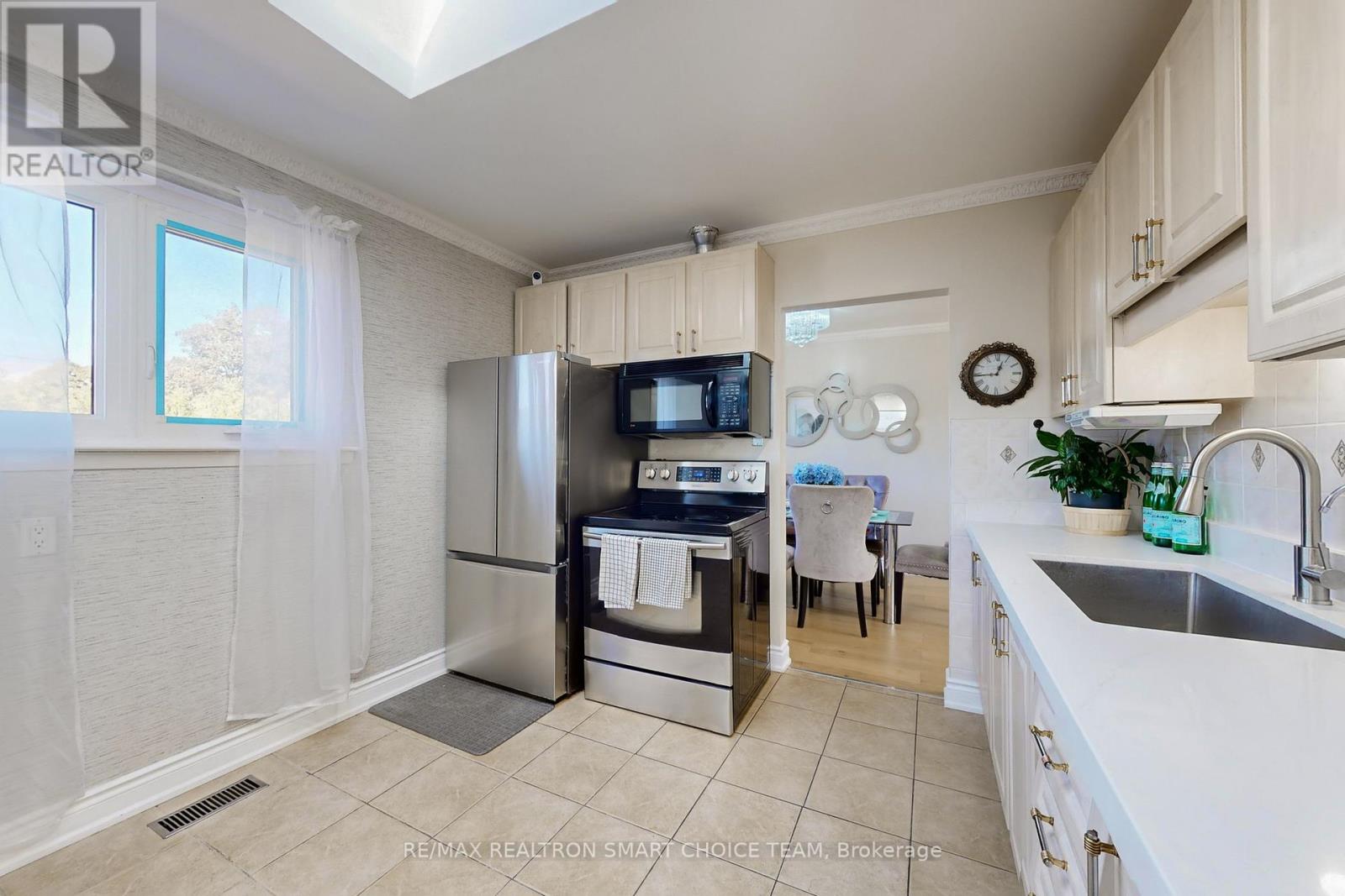16 Frith Road, Toronto (Glenfield-Jane Heights), Ontario  M3N 1G1 - Photo 12 - W12456703