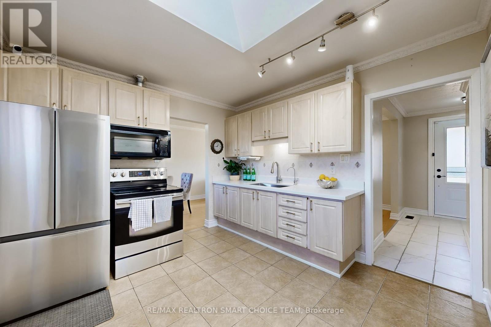 16 Frith Road, Toronto (Glenfield-Jane Heights), Ontario  M3N 1G1 - Photo 13 - W12456703