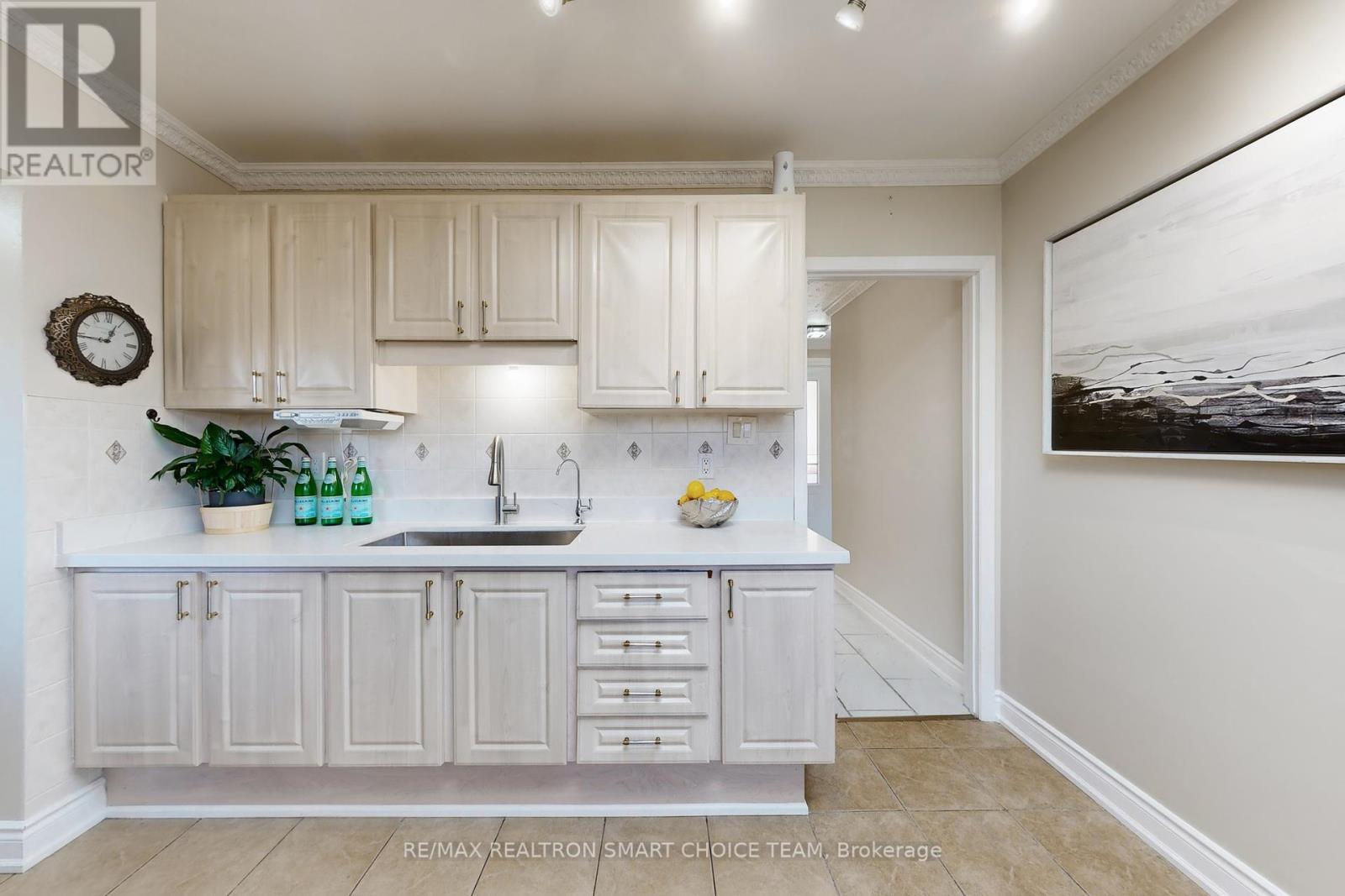 16 Frith Road, Toronto (Glenfield-Jane Heights), Ontario  M3N 1G1 - Photo 14 - W12456703