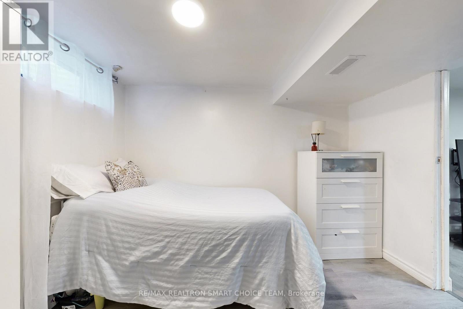 16 Frith Road, Toronto (Glenfield-Jane Heights), Ontario  M3N 1G1 - Photo 30 - W12456703