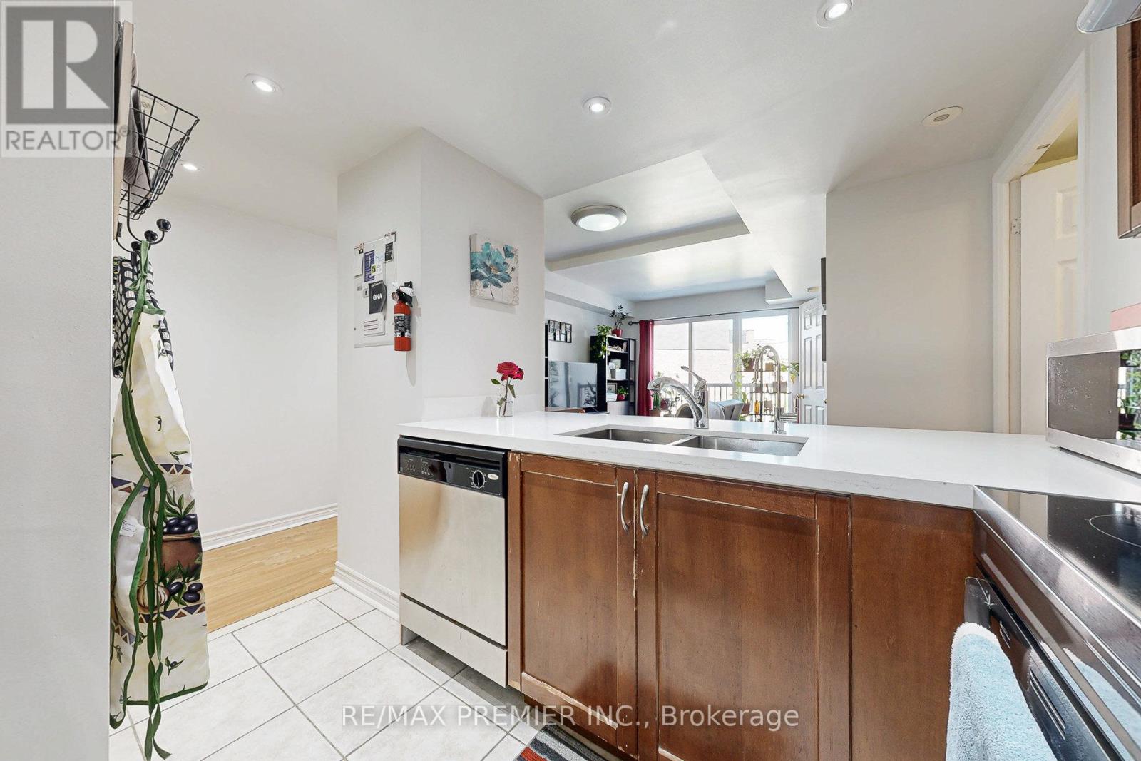 2046 - 3033 Finch Avenue, Toronto (Humbermede), Ontario  M9M 0A3 - Photo 11 - W12456712