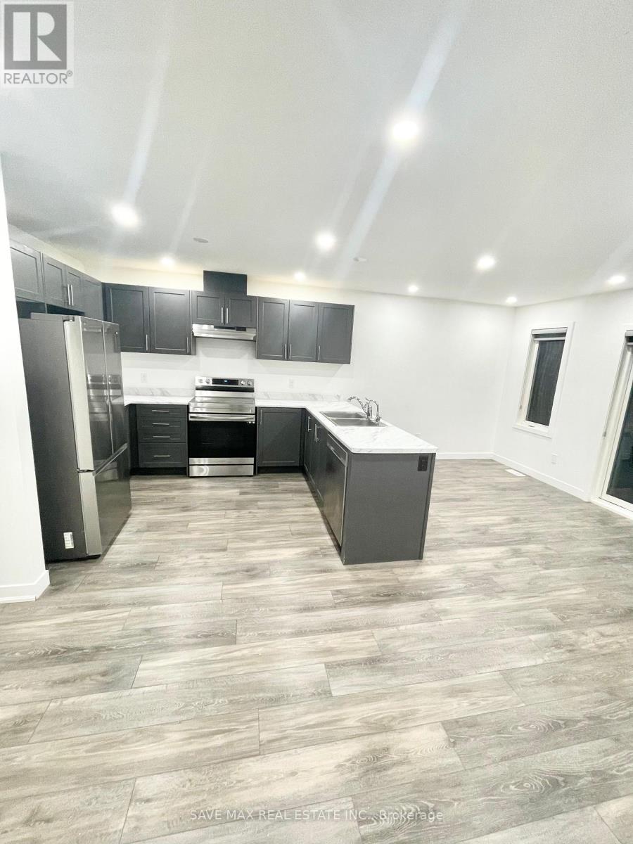 44 Pony Way, Kitchener, Ontario  N2R 0R8 - Photo 3 - X12456675