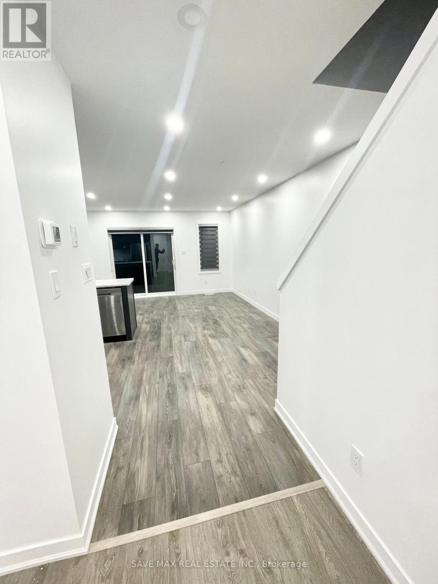 44 Pony Way, Kitchener, Ontario  N2R 0R8 - Photo 9 - X12456675
