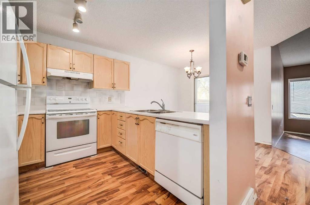 910 Erin Woods Drive Se, Calgary, Alberta  T2B 3C4 - Photo 10 - A2263427