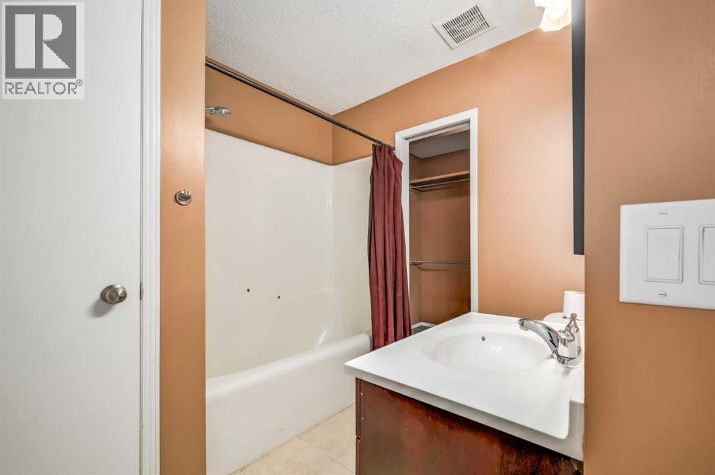 910 Erin Woods Drive Se, Calgary, Alberta  T2B 3C4 - Photo 20 - A2263427