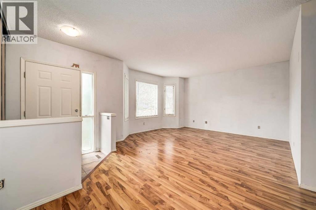 910 Erin Woods Drive Se, Calgary, Alberta  T2B 3C4 - Photo 4 - A2263427