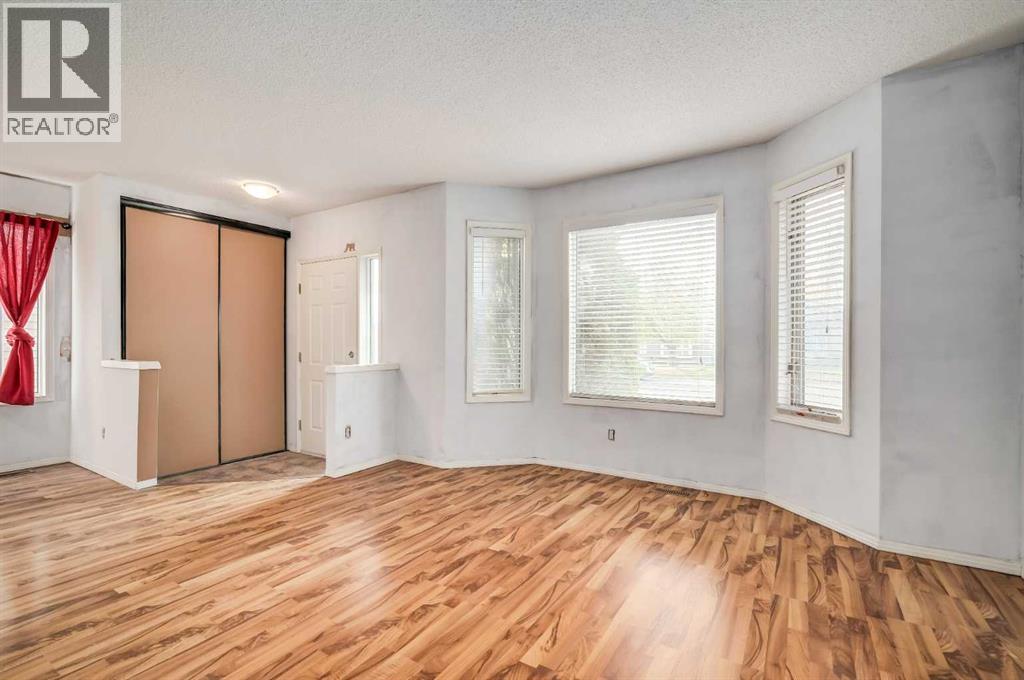 910 Erin Woods Drive Se, Calgary, Alberta  T2B 3C4 - Photo 5 - A2263427