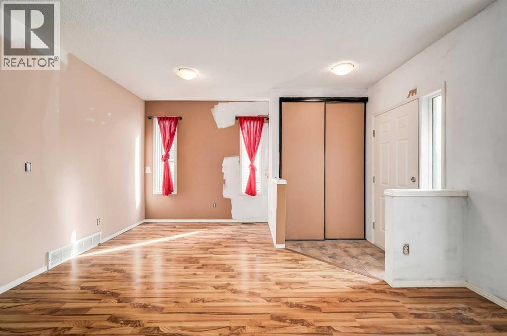 910 Erin Woods Drive Se, Calgary, Alberta  T2B 3C4 - Photo 7 - A2263427