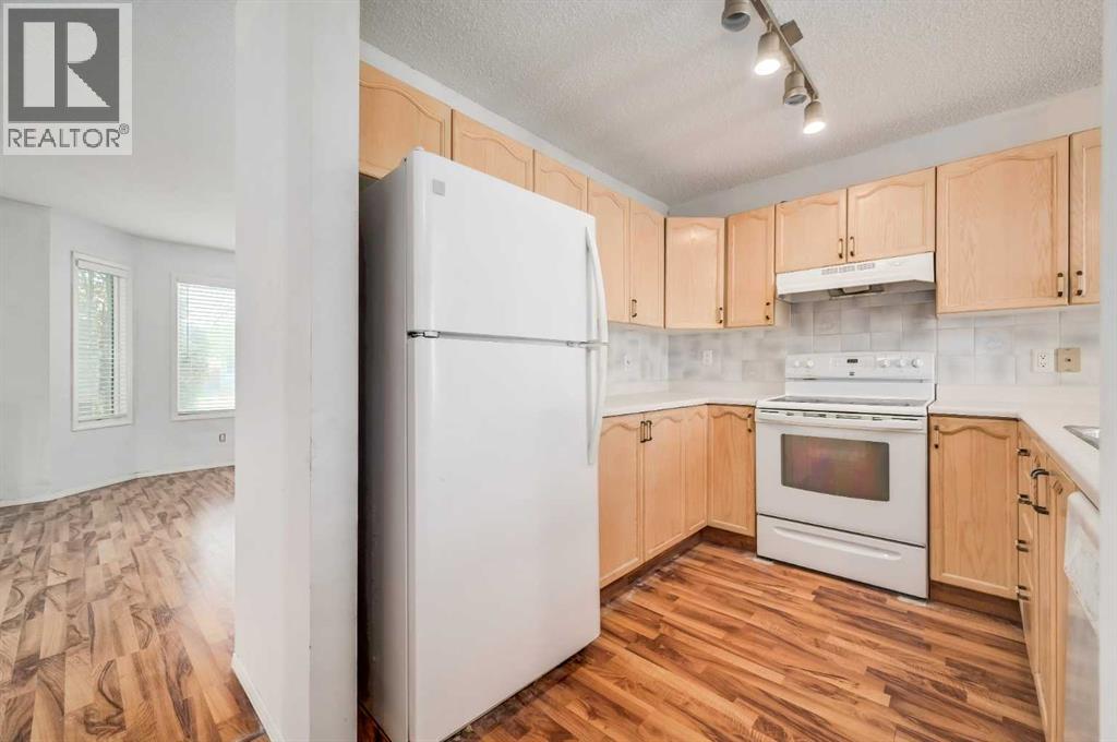 910 Erin Woods Drive Se, Calgary, Alberta  T2B 3C4 - Photo 9 - A2263427