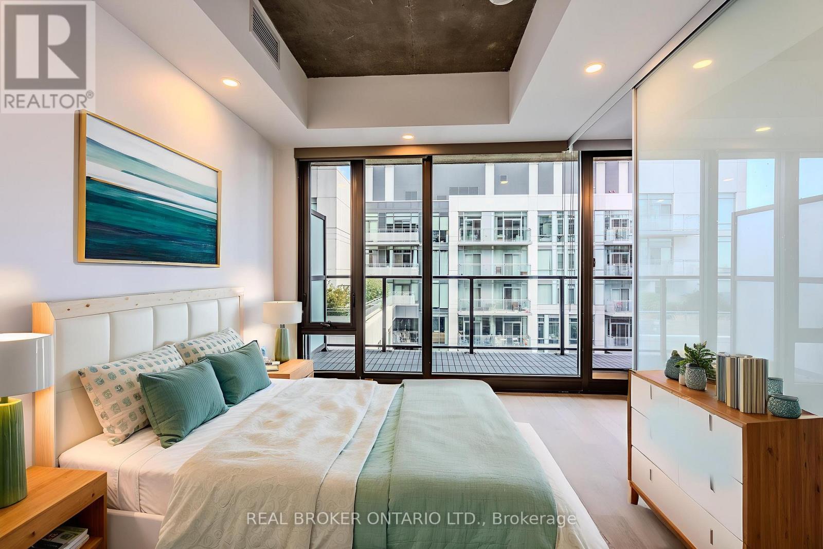 1411 - 111 Bathurst Street, Toronto, Ontario  M5V 0M9 - Photo 2 - C12456795