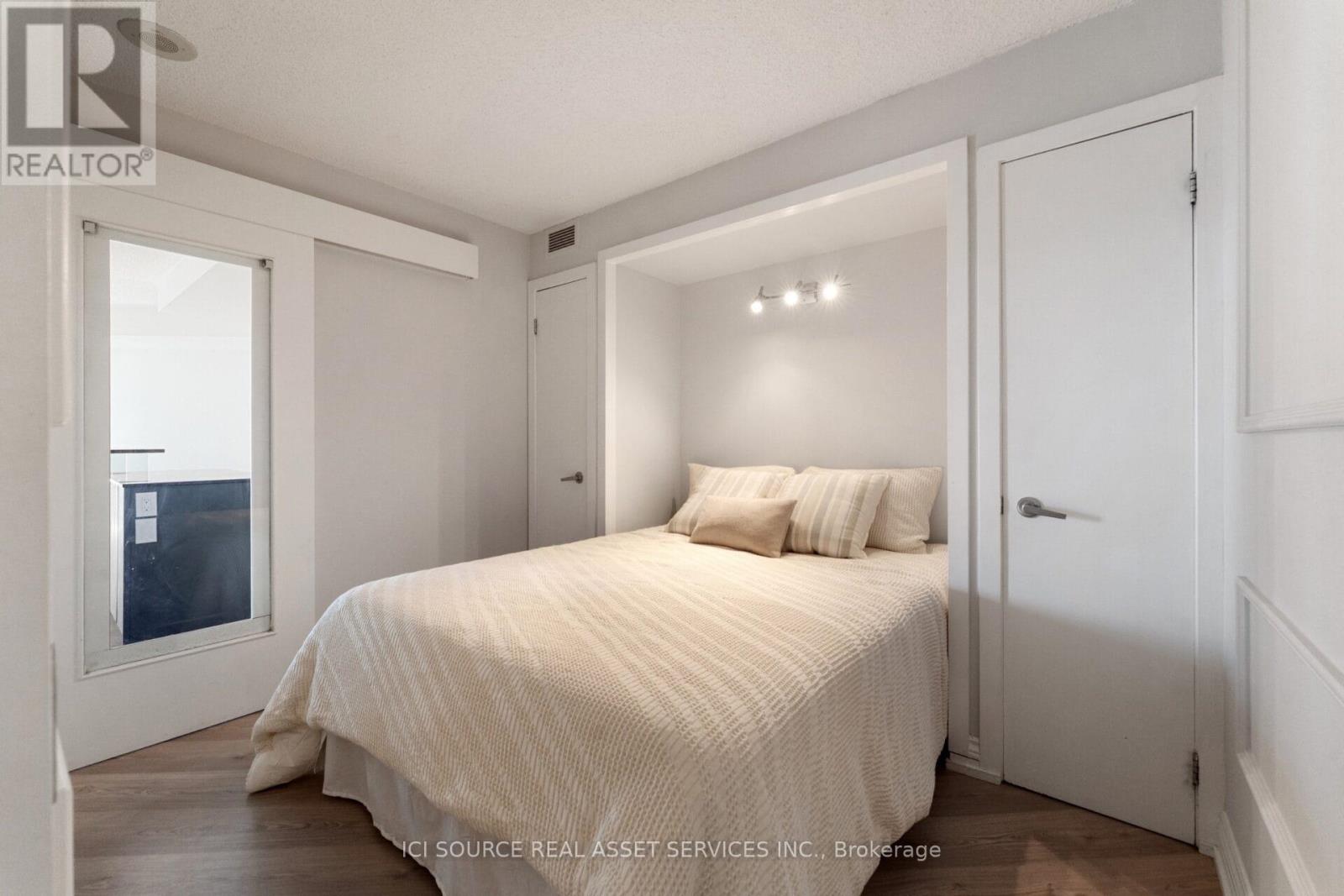 911 - 8 York Street, Toronto (Waterfront Communities), Ontario  M5J 2Y2 - Photo 14 - C12456827