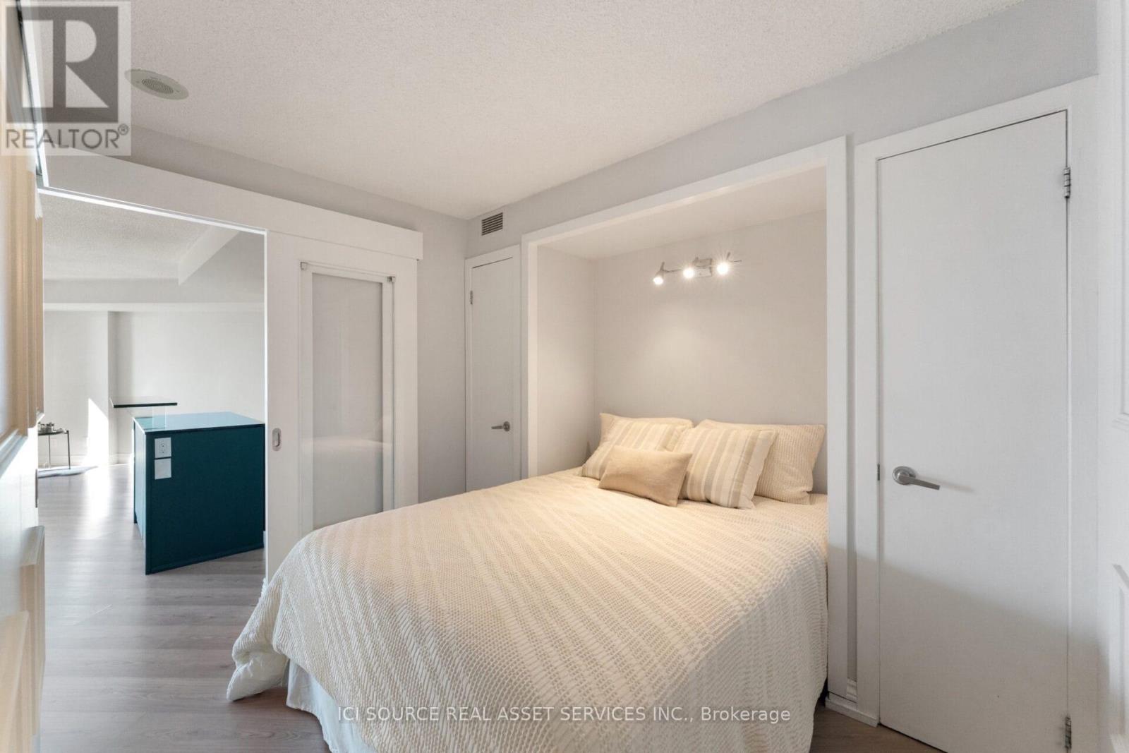 911 - 8 York Street, Toronto (Waterfront Communities), Ontario  M5J 2Y2 - Photo 15 - C12456827
