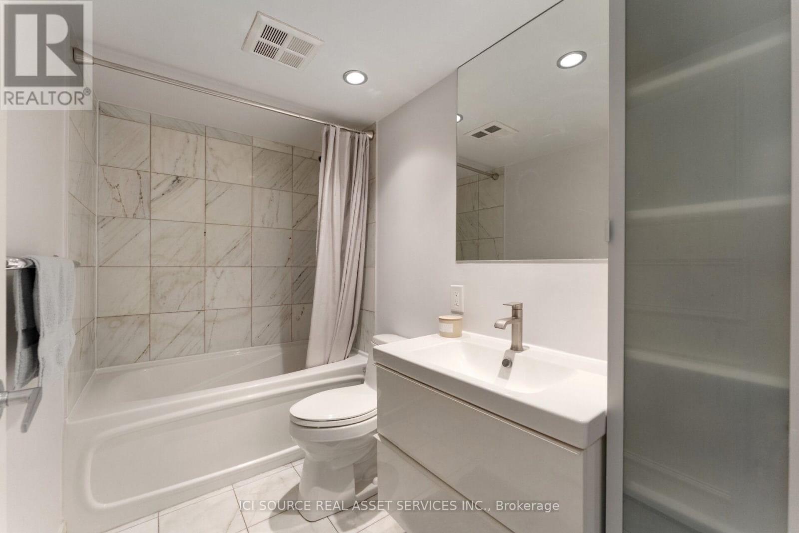 911 - 8 York Street, Toronto (Waterfront Communities), Ontario  M5J 2Y2 - Photo 17 - C12456827