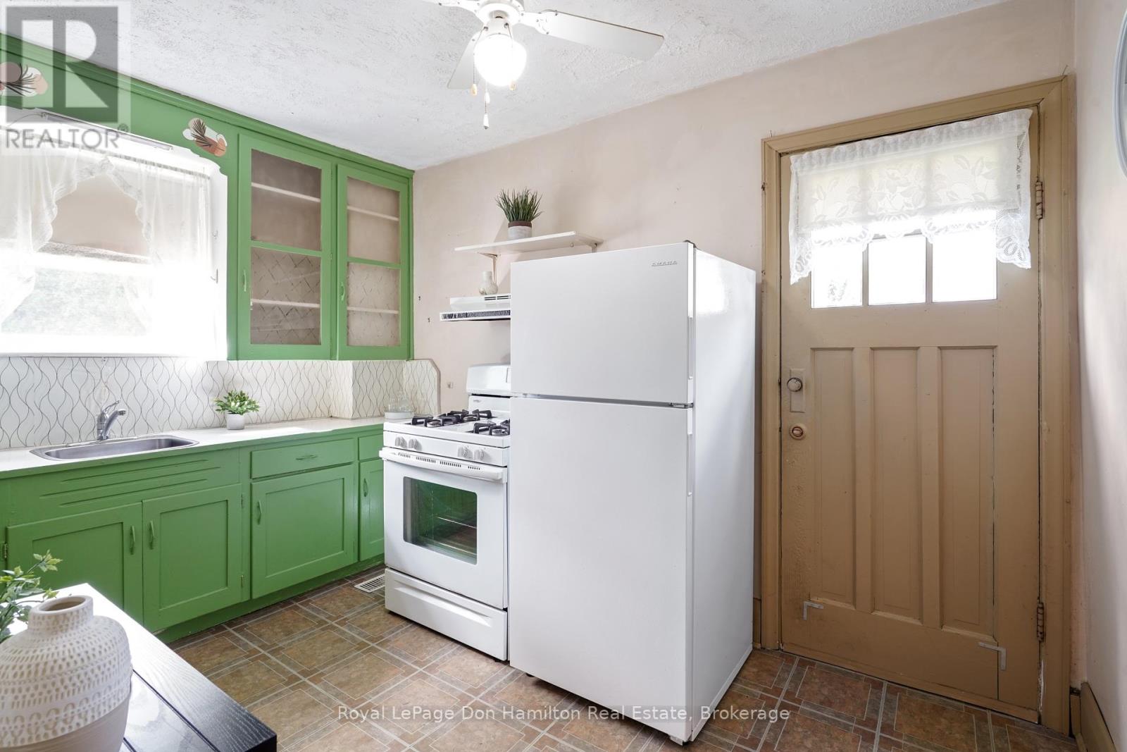 21 Elgin Street, Southwest Middlesex, Ontario  N0L 1A0 - Photo 11 - X12456911