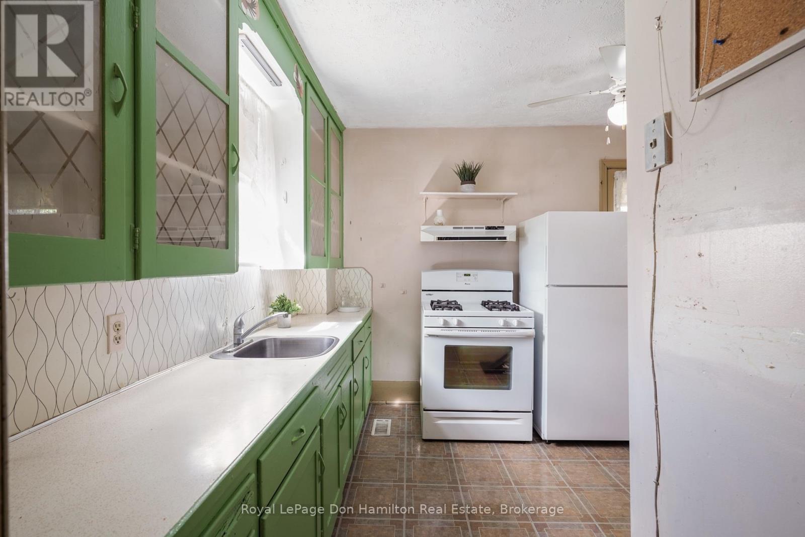 21 Elgin Street, Southwest Middlesex, Ontario  N0L 1A0 - Photo 14 - X12456911