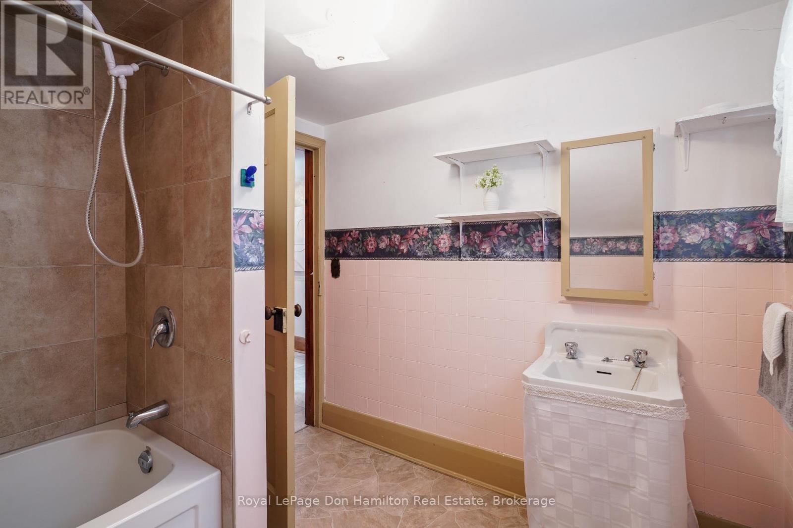 21 Elgin Street, Southwest Middlesex, Ontario  N0L 1A0 - Photo 38 - X12456911