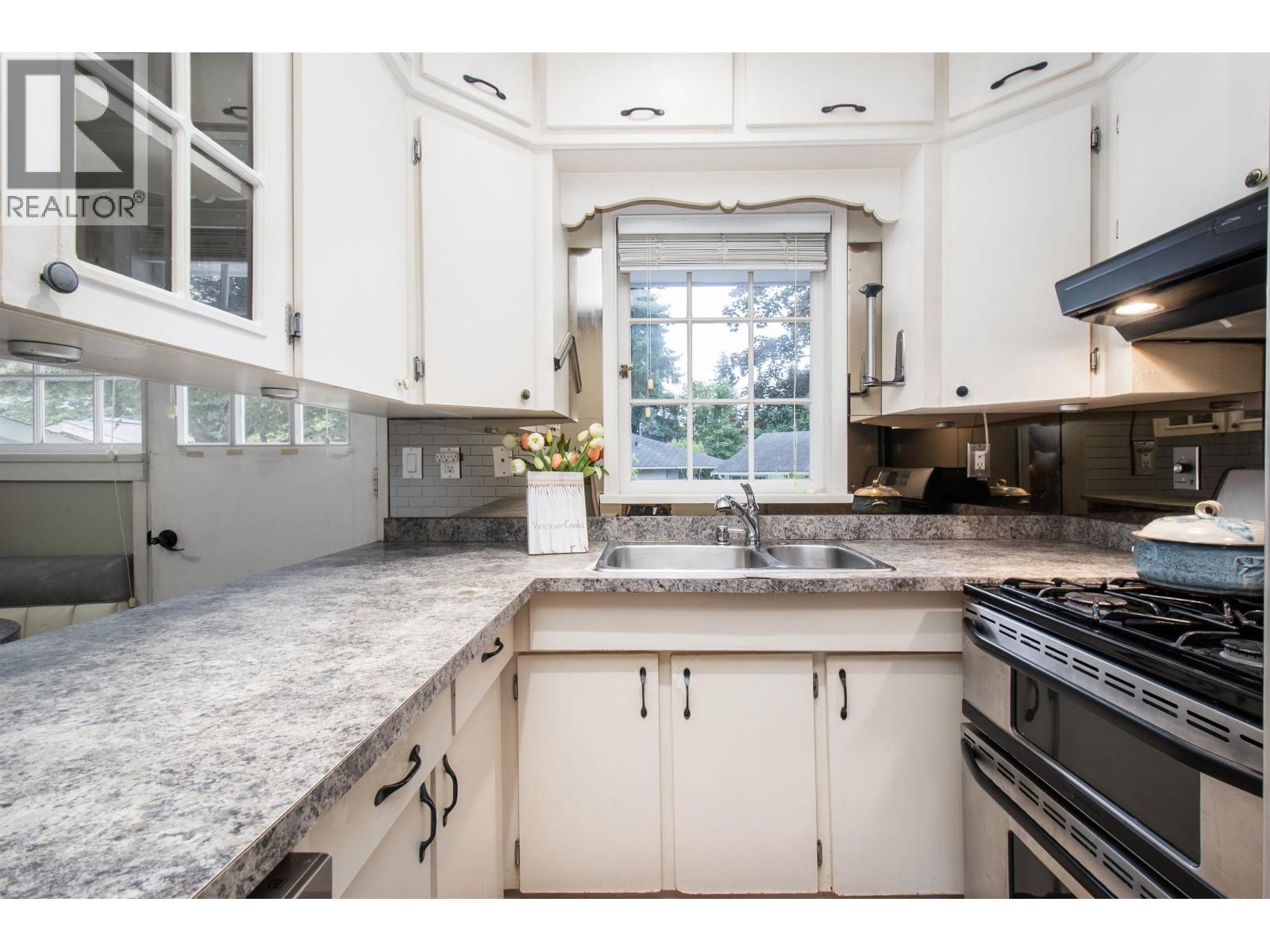 1057 Montroyal Boulevard, North Vancouver, British Columbia  V7R 2H5 - Photo 16 - R3053280