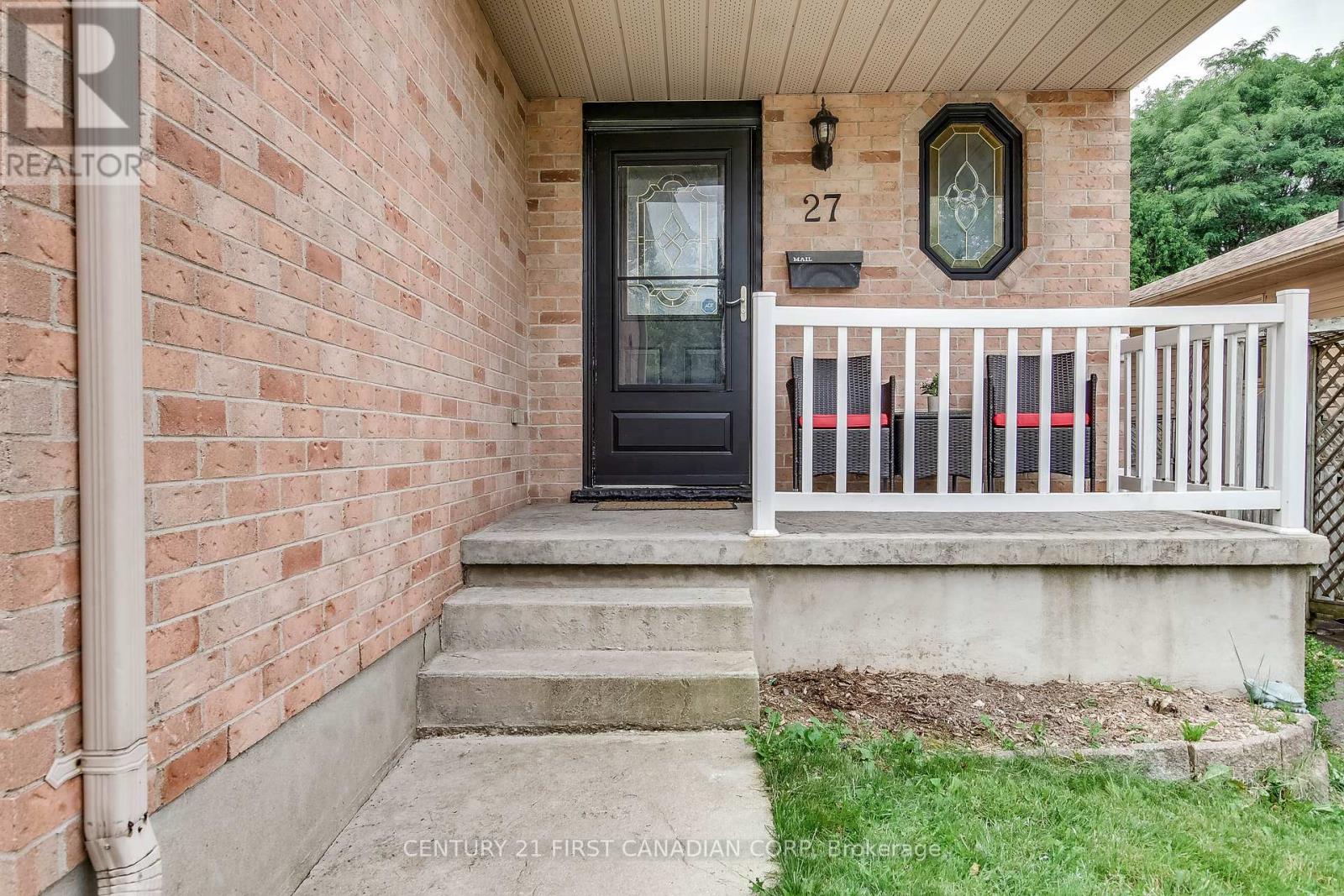 27 Gerald Crescent, London South, Ontario  N5Z 5A3 - Photo 2 - X12456909