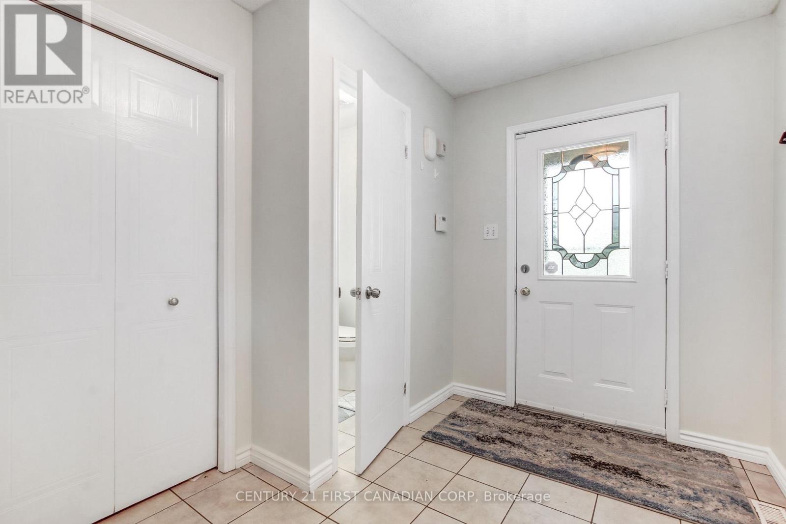 27 Gerald Crescent, London South, Ontario  N5Z 5A3 - Photo 4 - X12456909