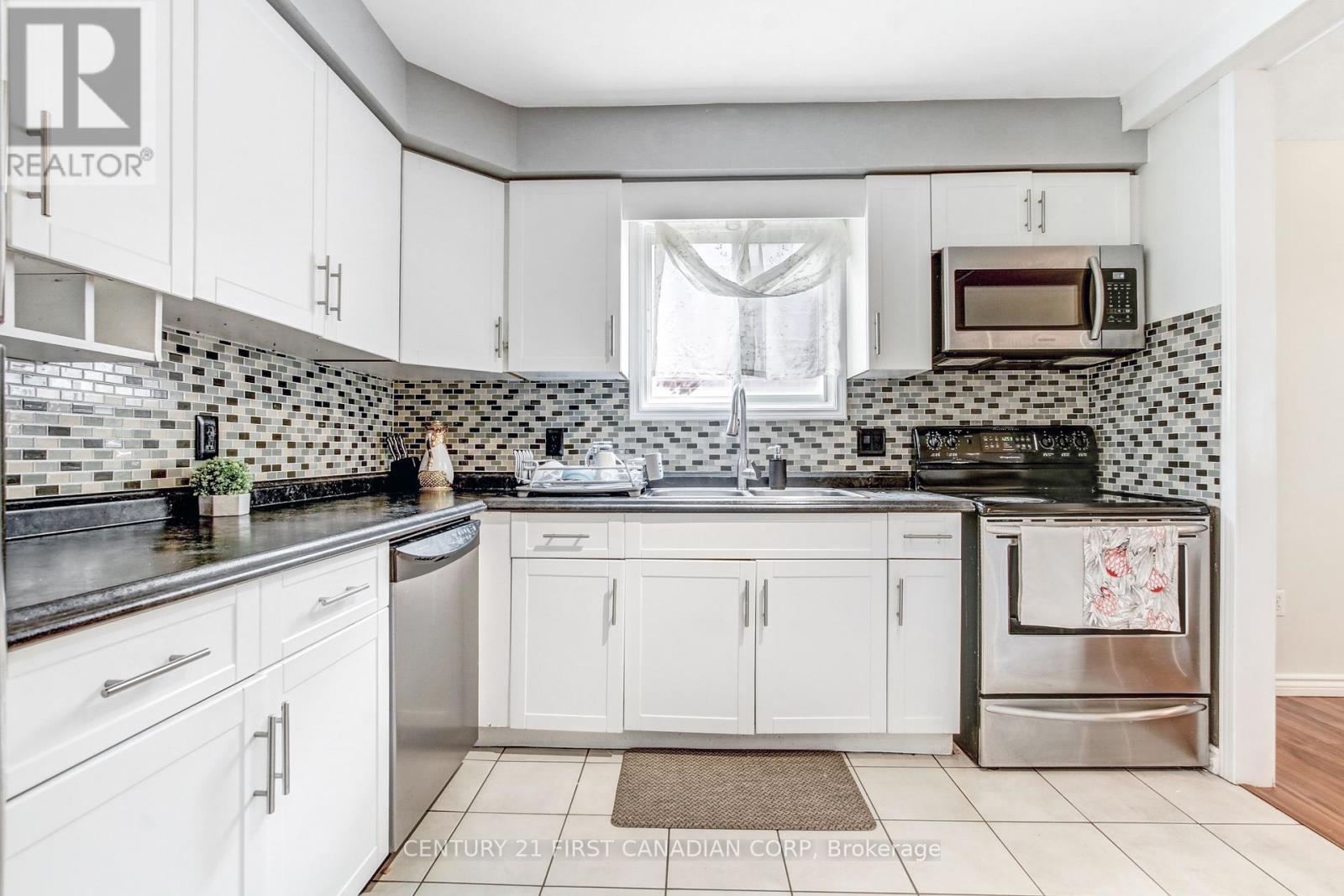 27 Gerald Crescent, London South, Ontario  N5Z 5A3 - Photo 7 - X12456909