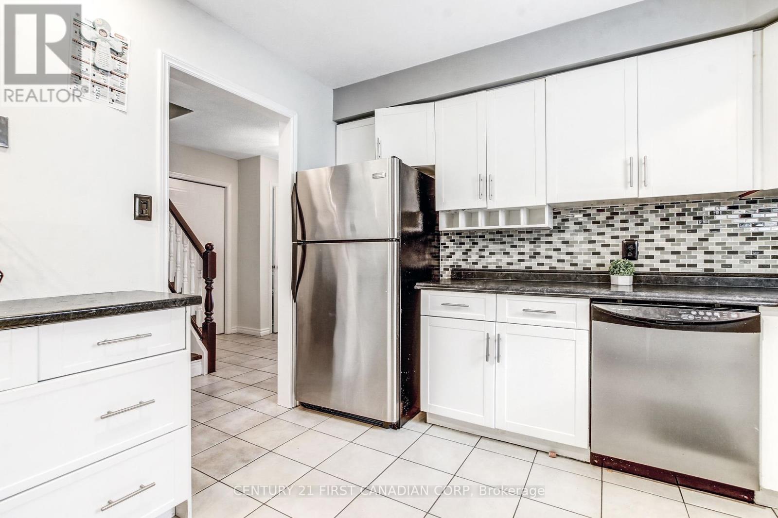 27 Gerald Crescent, London South, Ontario  N5Z 5A3 - Photo 8 - X12456909