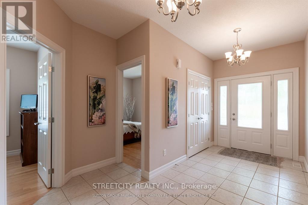 73 Tanoak Drive, London North, Ontario  N6G 5A1 - Photo 2 - X12456925