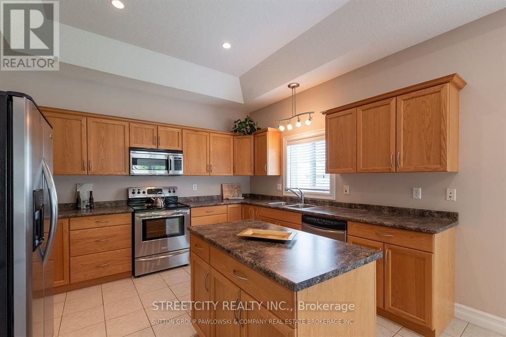 73 Tanoak Drive, London North, Ontario  N6G 5A1 - Photo 6 - X12456925