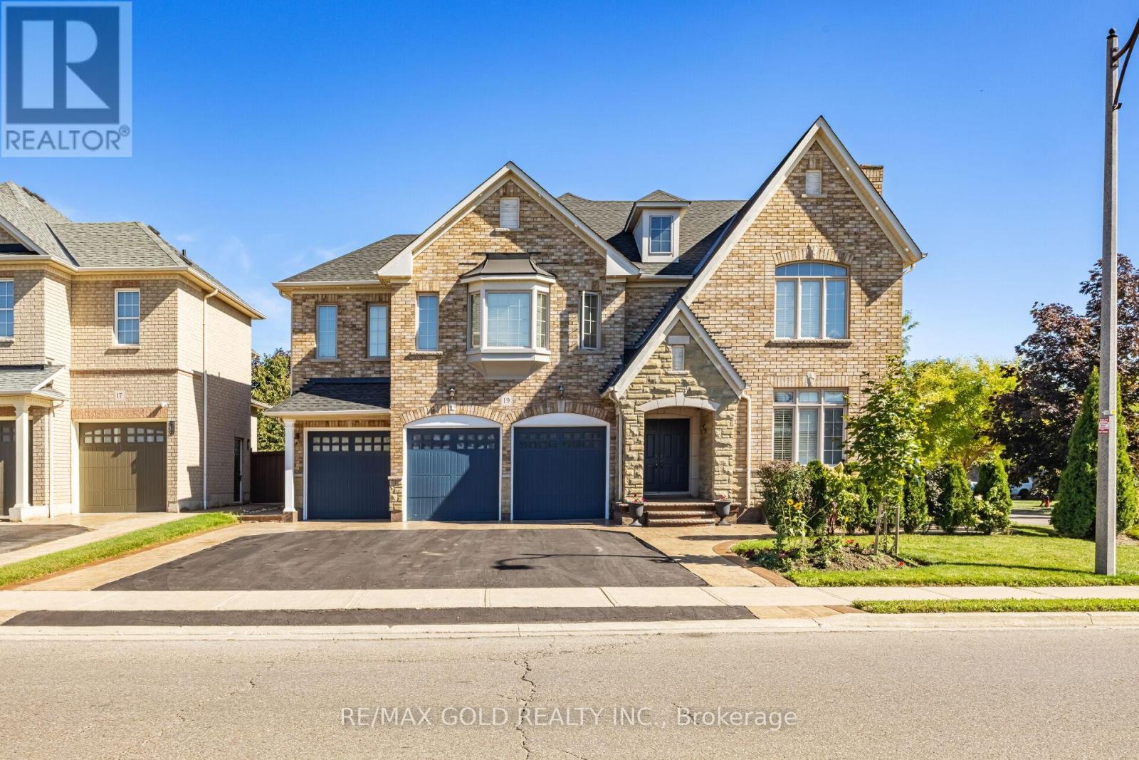 19 Eiffel Boulevard N, Brampton, Ontario  L6P 1V9 - Photo 1 - W12456771