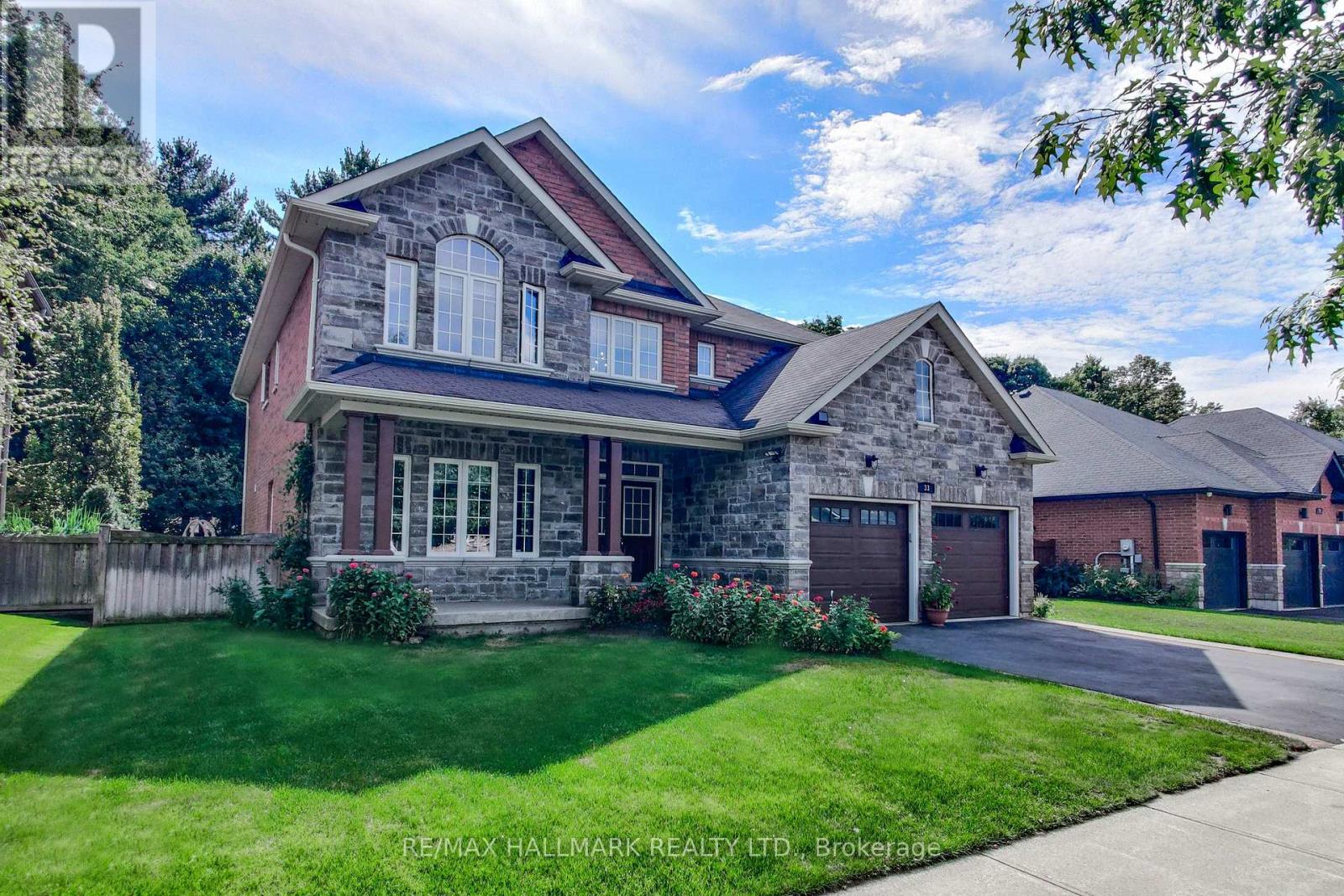 33 Borland Crescent, Caledon, Ontario  L7C 3M4 - Photo 2 - W12456776