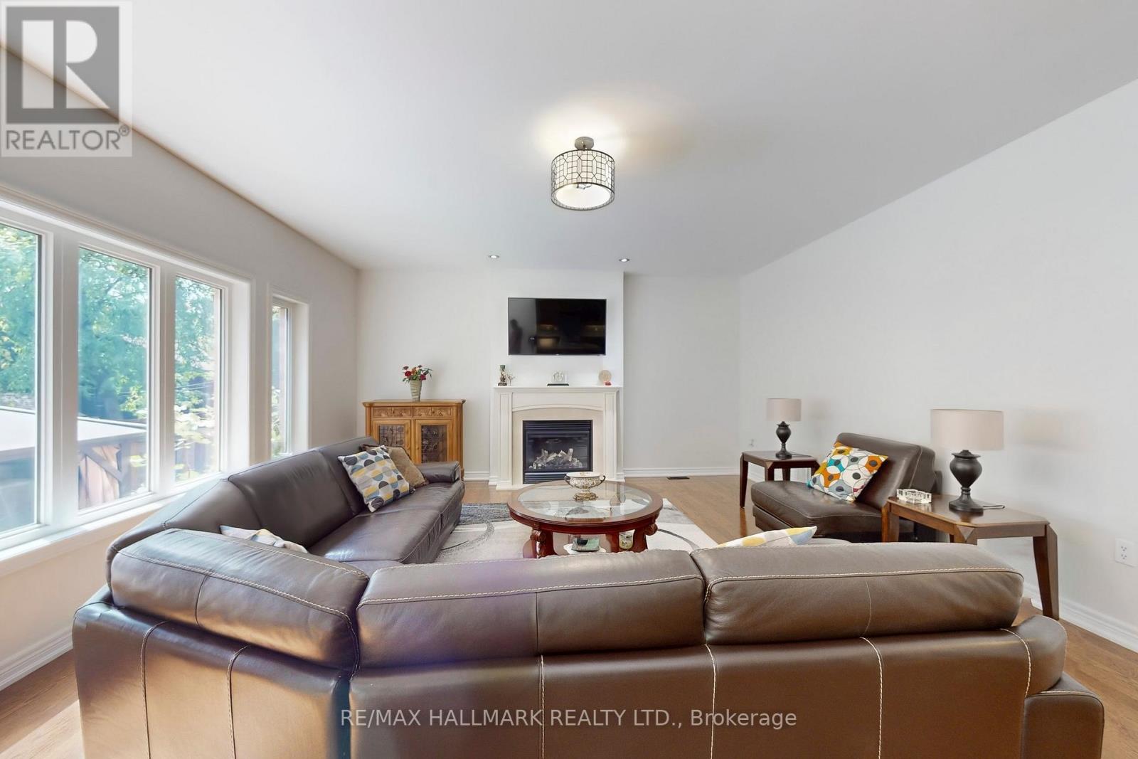 33 Borland Crescent, Caledon, Ontario  L7C 3M4 - Photo 9 - W12456776