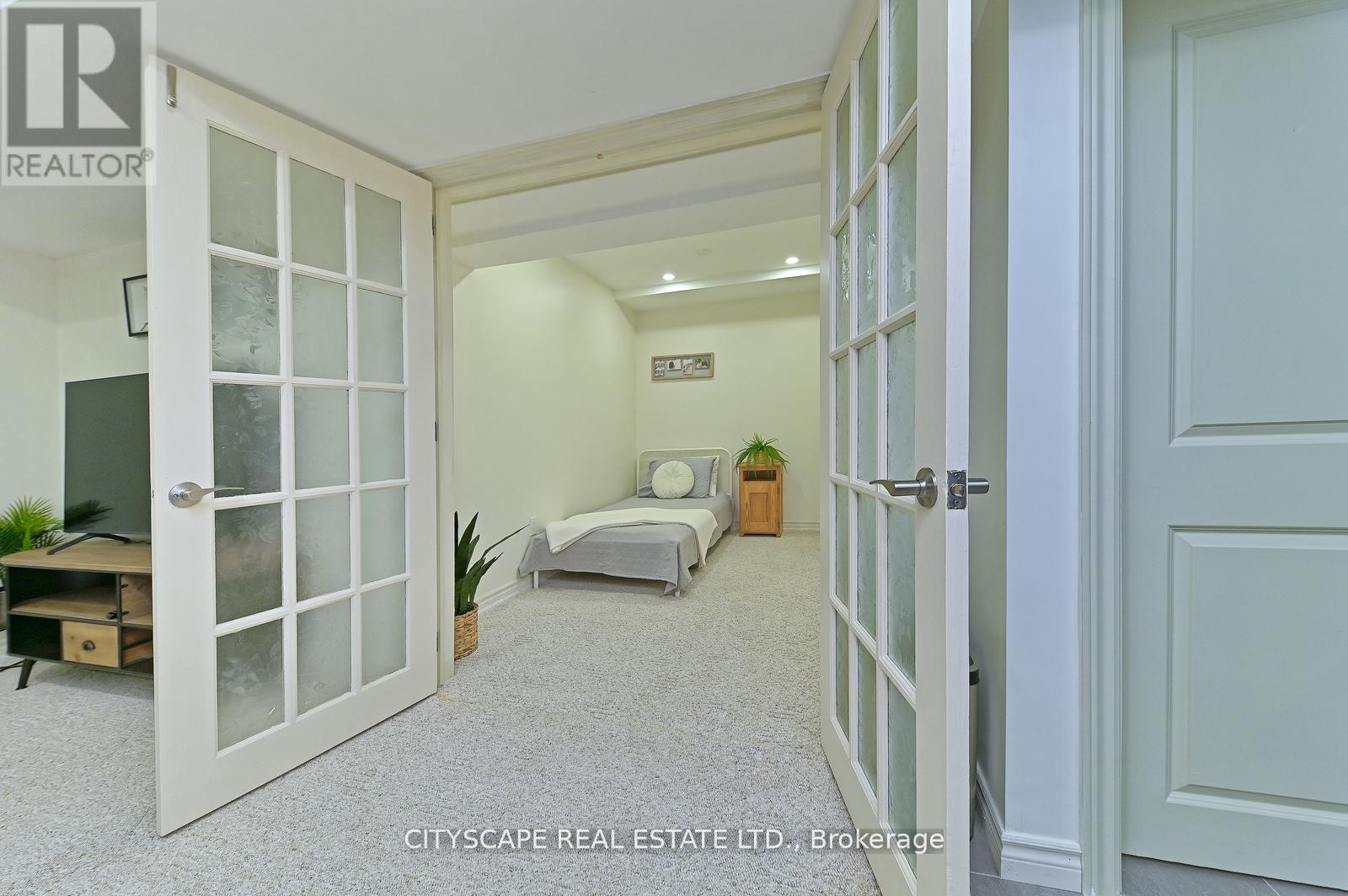 354 Plains Road W, Burlington, Ontario  L7T 1G5 - Photo 18 - W12456797