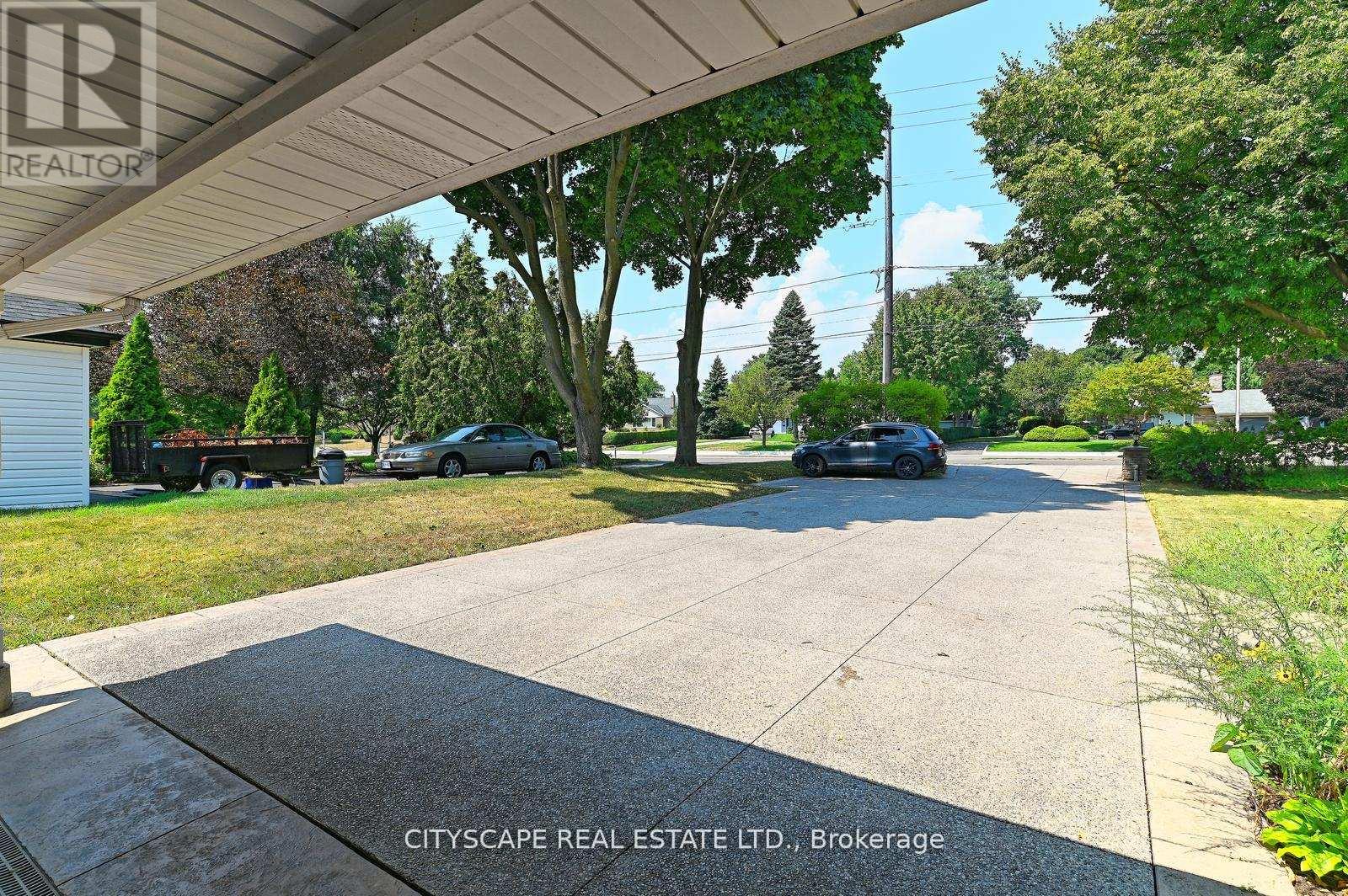 354 Plains Road W, Burlington, Ontario  L7T 1G5 - Photo 3 - W12456797