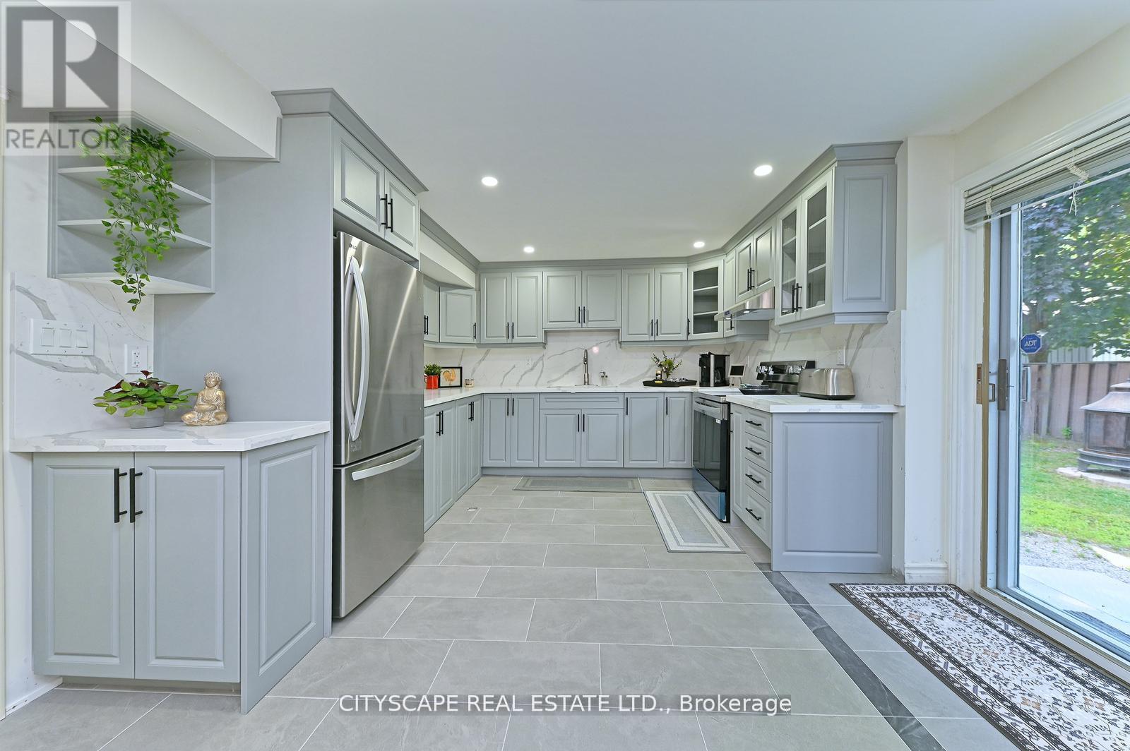 354 Plains Road W, Burlington, Ontario  L7T 1G5 - Photo 9 - W12456797